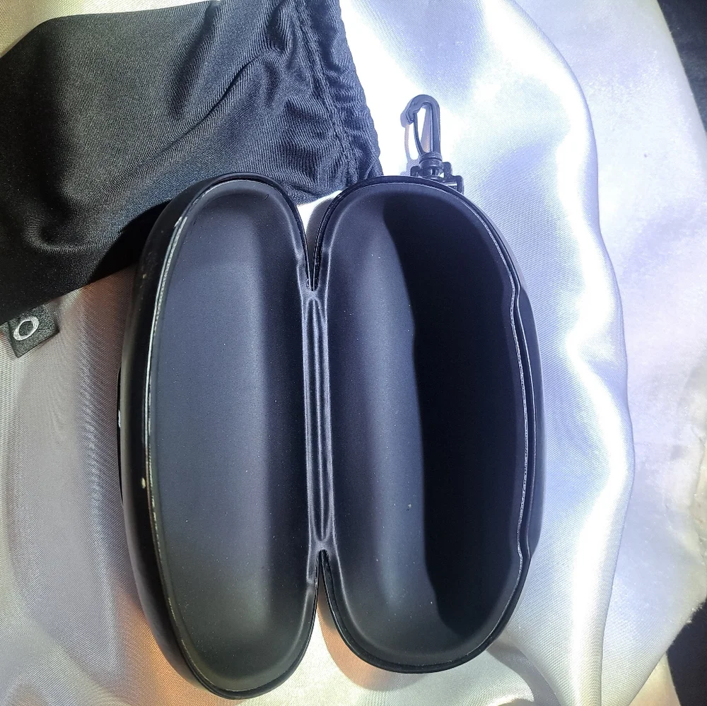 OAKLEY/CASE & SUNGLASSESN̈ - Picture 5 of 14